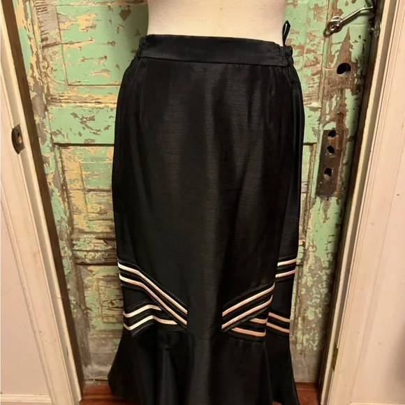 Elegant Black and White Women's Dress Suit - Picture 14 of 16